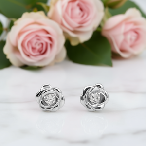 E4283 Orecchini a lobo con fiore in oro bianco e zirconi rotondi incastonati a griffe, regalo per donna - Product Image 2