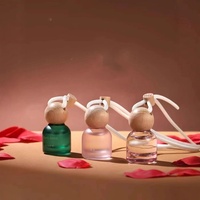 Série de désodorisants pour voiture avec décoration pendentif présentant des parfums frais et élégants parfums uniques et un arôme durable.