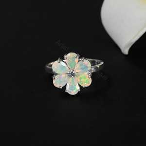 Anillo de Ópalo Etíope Natural con Diseño Floral, Anillo de Ópalo Arcoíris, Anillo de Ópalo para el Día de Nacimiento de Octubre, Regalo de Ópalo para Ella - Product Image 1