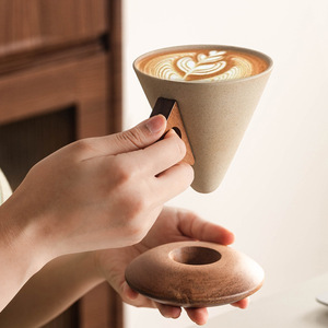 Nouvelle arrivée : Tasse à café en forme d'entonnoir avec base en bois, ensemble tasse à thé et soucoupe en céramique - Product Image 3