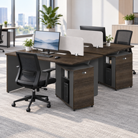 Poste de travail modulaire pour employés avec plateau de bureau aspect bois foncé, panneau latéral gris, rangement latéral et gestion des câbles pour bureaux