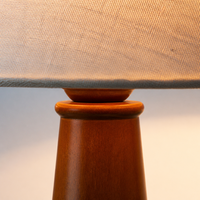 Lampe de table en bois massif de style moderne du milieu du siècle avec abat-jour en tissu conique Lampe de chevet pour éclairage décoratif d'intérieur