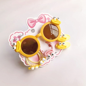 Nouvel ensemble de 7 pièces 2026 : Lunettes de soleil UV400 pour enfants, motif dessin animé mignon et original, avec bandeau et pince à cheveux à grande bouche - Product Image 3