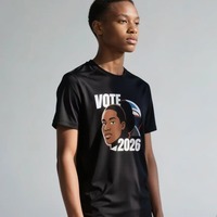 Camiseta de poliéster para las elecciones de Sudáfrica 2026 con estampado de rostro votando, mapa colorido y líneas radiantes, camiseta negra de alto rendimiento