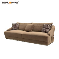 Canapé modulaire de luxe à imprimé léopard, cuir givré et accents dorés, parfait pour un salon d'hôtel chic et une résidence élégante