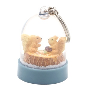 Minillavero de animales hecho a mano con forma de ardilla, globo de nieve, regalo de comunión - Product Image 1