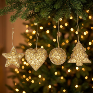 IQRA CREATION Ornements de Noël suspendus carrés en velours Zari brodés à la main de haute qualité avec perles, personnalisables - Product Image 1