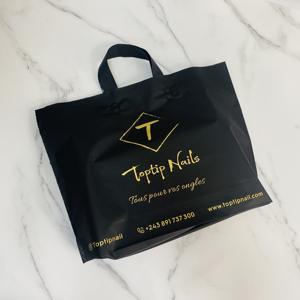 Bolsa de Compras Negra de Lujo con Logotipo Personalizado, MOQ Bajo de 100 Piezas, Bolsa de Regalo de Plástico PE, Bolsa de Plástico para Compras al por Menor - Product Image 5
