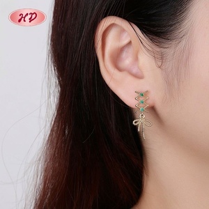 ต่างหูริบบิ้นโบว์วินเทจประดับเพทายสีดำ ชุบทอง 18K ผลิตจากโรงงานเครื่องประดับทองเหลือง Pendientes De Lazo Con Circonia Negra - Product Image 5