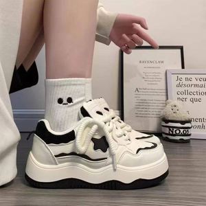 Baskets blanches tendance Hong Kong 2026, nouveau style, semelle épaisse, chaussures de sport décontractées polyvalentes pour femmes - Product Image 1