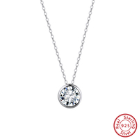 Pendentif solitaire en moissanite ronde entièrement sertie, en argent S925, avec chaîne fine en câble, style minimaliste quotidien, par un fabricant de bijoux