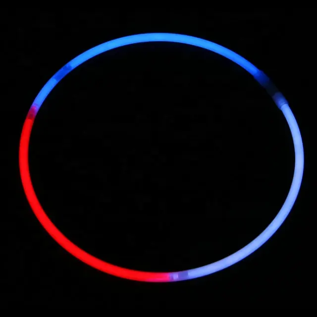 Lang leuchtender Dia. 6 mm 22 Zoll im Dunkeln leuchtend Weiß-Rot-Blau Dreifarbige Leucht stab Halskette