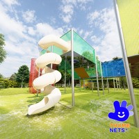 Aire de jeux extérieure multi-niveaux avec toboggan en tube spiralé, structure en maille colorée et poteaux argentés, équipement personnalisable