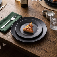 Assiette en céramique noire mate de style nordique, plat rond en porcelaine, compatible lave-vaisselle, pour hôtels et restaurants, vente en gros, vaisselle personnalisable avec logo