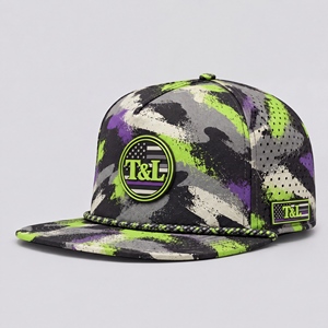 Casquette de golf unisexe verte camouflage néon et violette, imperméable, avec patch PVC, cordon et fermeture snapback, 5 panneaux, perforée et respirante, pour activités de plein air - Product Image 1