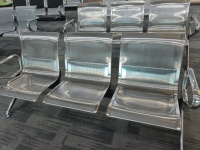 Chaise d'attente publique 3 places en métal avec structure à poutres, idéale pour hôpitaux, banques, cliniques, aéroports, gares, banques d'accueil et espaces publics.