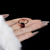 Bague de fiançailles tendance en or rose avec améthyste violette et zircone cubique, ajustable, design à double sangle, bague de cocktail élégante
