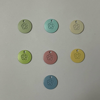 Tag Logam Bulat Pastel Custom Eco dengan Embos Bunga, Liontin Cakram Bunga Berlapis Cat untuk Pakaian, Tas & Aksesoris Dekorasi Gantung