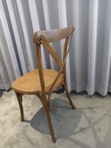 Chaise empilable de dos croisé de grain en bois naturel pour l'hôtel de mariage de partie d'événements - Product Image 4