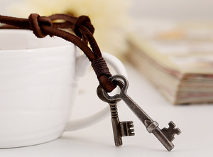 Punk <span class=keywords><strong>Biker</strong></span> Brown Surfer Mignon Clé Pendentif En Cuir Véritable Dentelle Collier Ras Du <span class=keywords><strong>Cou</strong></span> - Product Image 4