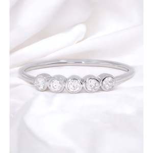 Bague empilable en or massif KEEVA JEWELS à 5 pierres avec diamant rond de laboratoire de 0,17 ct FG VS serti clos - Product Image 2