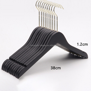 Cintre en bois personnalisé avec logo pour vêtements d'enfants, adultes et femmes, antidérapant, avec crochets dorés, en bois massif, de luxe, noir - Product Image 6