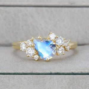 แหวนหมั้นทรงหกเหลี่ยมประดับมูนสโตนสีน้ำเงิน ทองคำ 14K สำหรับผู้หญิง - Product Image 5