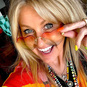 Gafas de Sol de Metal Personalizadas con Marco en Forma de Corazón y Bordes Recortados, Protección Solar con Lentes con Tinte Degradado - Product Image 2