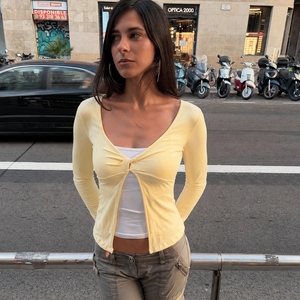 Haut décontracté pour femme, tricoté, col en V, manches longues, jaune, écoresponsable, avec effet superposé, plis avant et fentes latérales, collection automne - Product Image 2
