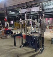 Rack de musculation intégré avec système de tirage vertical et de rameur, doté de deux blocs de poids sélectionnables