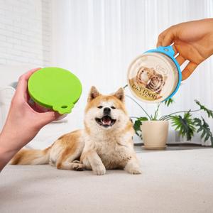 Tapa Sellada para Latas de Comida para Mascotas con Cuchara, Diseño Tres en Uno, para Perros y Gatos, para Viajes, Mantiene la Comida Fresca, Ajuste Universal, Libre de BPA, Apto para Lavavajillas - Product Image 1
