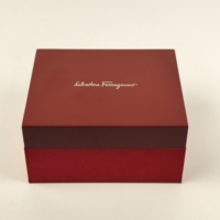 Boîte à montre carrée rouge en bois, à fente unique, avec insert en daim, logo personnalisé, fermoir métallique pour emballage de montres haut de gamme et cadeau premium