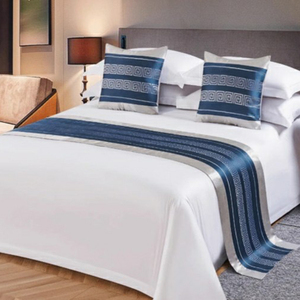 Set Runner da Letto Stile Lusso Europeo Americano, Ricamato con Motivo Geometrico, Tessuto 100% Poliestere 300TC, Runner per Cuscini - Product Image 2
