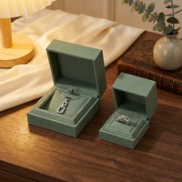 Boîte à bijoux Green Flip avec doublure en velours, étui cadeau, logo personnalisé pour l'emballage de bagues et de colliers