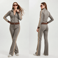 Ensemble de survêtement rétro 2 pièces pour femme : veste zippée à col montant et pantalon de jogging évasé à rayures latérales – Vente en gros