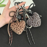 Pendentif Sac Cœur en Peluche, Porte-clés Nœud Fait Main Haut de Gamme, Porte-clés Pompon en Fourrure Sensation Luxe