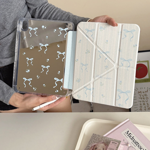 Custodia Protettiva <span class=keywords><strong>per</strong></span> Tablet <span class=keywords><strong>iPad</strong></span> 10/11 Generazione con Fiocco a Righe Blu Stile InS, Compatibile con Pro2024 e Slot <span class=keywords><strong>per</strong></span> <span class=keywords><strong>Penna</strong></span> Air - Product Image 1