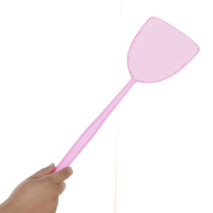 Raquette anti-mouches manuelle à long manche en maille durable, idéale pour une utilisation domestique en été, fabriquée en plastique. - Product Image 3