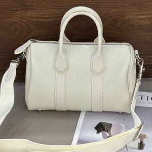 Sac à main bandoulière pour femme en cuir de vachette première couche, style rétro, design de niche, fabrication OEM, de Guangzhou, au design raffiné et tendance - Product Image 5