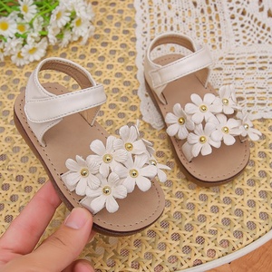 2024 estate sandali <span class=keywords><strong>eleganti</strong></span> da ragazza in stile principessa soletta morbida in PVC alla moda floreale con gelatina dolce <span class=keywords><strong>scarpe</strong></span> da spiaggia per ragazze - Product Image 1