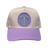 Casquette de baseball ajustable en coton bicolore crème et lavande, brodée sur mesure avec patch sportif Mr & Mrs, pour mariage, vente en gros