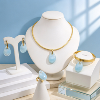 Ensemble de bijoux quatre pièces en résine couleur unie, comprenant un pendentif goutte d'eau, un collier ras-du-cou serpent lisse, des boucles d'oreilles, une bague et un bracelet