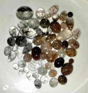 Cabochons d'aquamarine naturelle de qualité supérieure, nuances blanches, noires et dorées, personnalisés pour la fabrication de bijoux, bagues et pendentifs artisanaux - Product Image 1