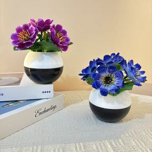 Pot de fleurs artificielles Paulon avec fleurs en soie marguerite et palmier pour la décoration de bureau et de la maison, 16 cm de haut, vase noir et blanc - Product Image 2