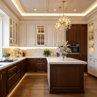 Armoires de cuisine classiques en bois de noyer avec finition de luxe en marbre blanc crème et moulures décoratives pour projets sur mesure en gros