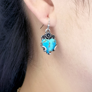 Pendientes Colgantes Vintage con Forma de Corazón Floral y Acento de Piedra Verde, Joyería Romántica para Mujer - Product Image 2