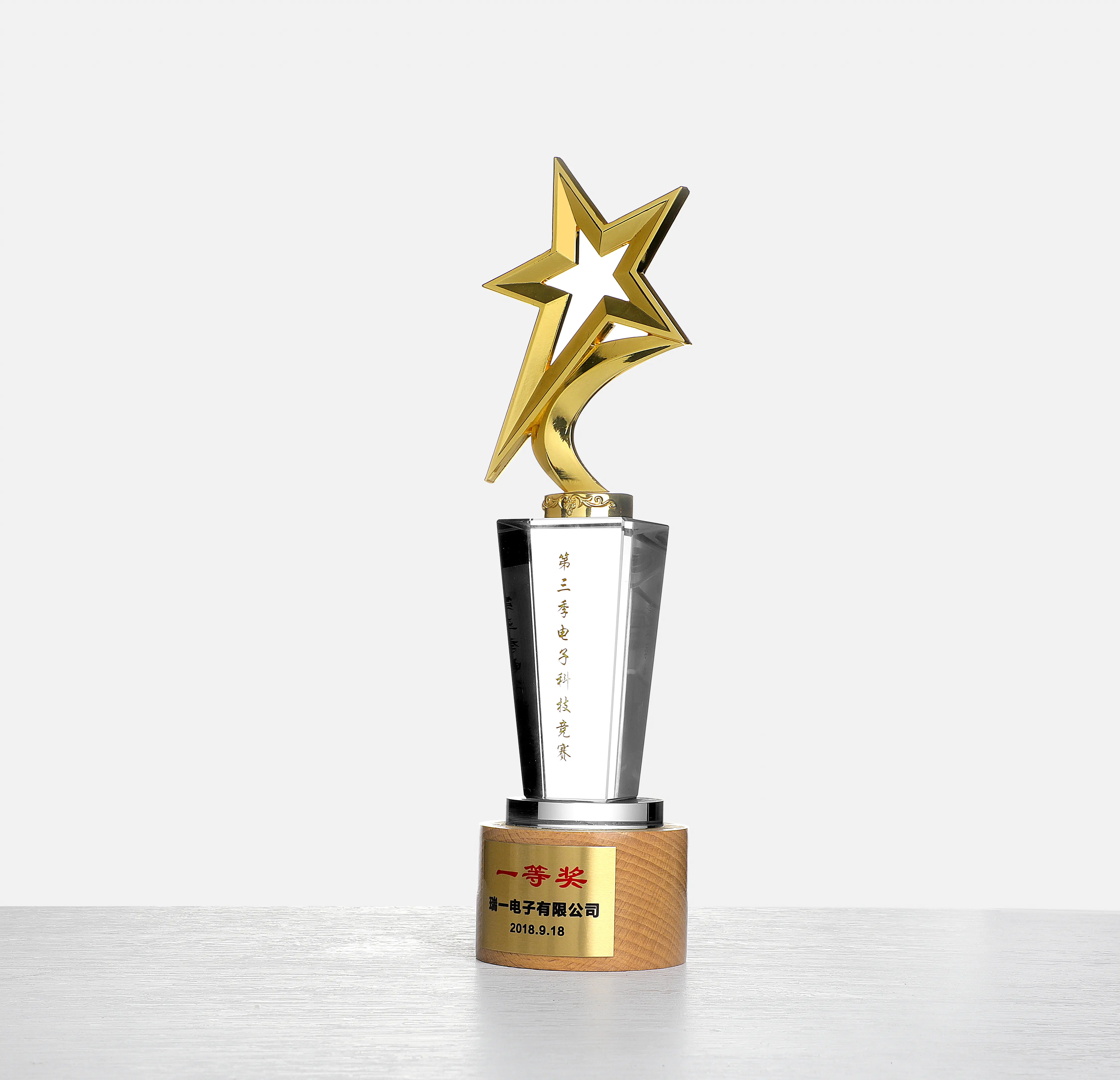 Alta qualità personalizza trofeo cristallo trasparente formato personalizzato fondo in legno massiccio trofeo di cristallo