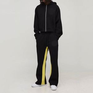 Sweat-shirt noir court à fermeture éclair intégrale avec panneau latéral jaune vif, pantalon de survêtement évasé contrastant, ensemble deux pièces personnalisé pour homme - Product Image 4