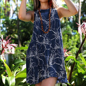 Vestido informal de playa de lujo hecho a medida con estampado, sin mangas, cuello redondo, de rayón de alta calidad, estilo hawaiano. - Product Image 1