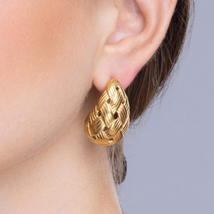 Boucles d'oreilles clous QX plaquées or 18 carats, tendance, texturées et entrelacées, en acier inoxydable, bijoux de fête pour femmes - Product Image 5